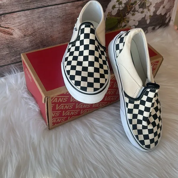 Vans Women’s Skateboarding Slippers Size 8.5 - Image 2