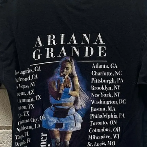Ariana Grande Sweetener tour t-shirt size S - Image 8