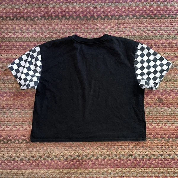 RETRO CORVETTE CHEVY CHECKERED SLEEVE CROP TEE Black - Image 4