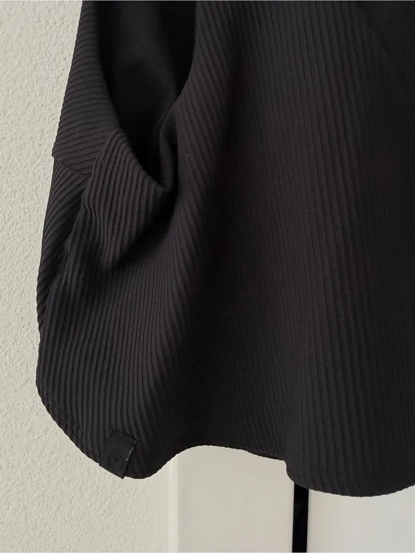 Lululemon Women’s Black Ribbed Cropped Tank Top - Image 2