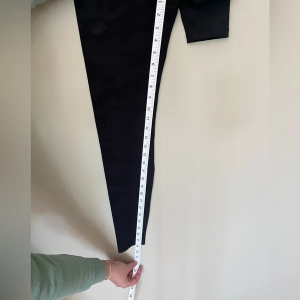 Old Navy Black Camo High Rise Ankle Leggings - Image 5
