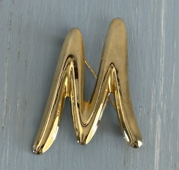 Awesome Vintage Brooch Initial M Or W Shiny Gold Tone Metal - Image 3