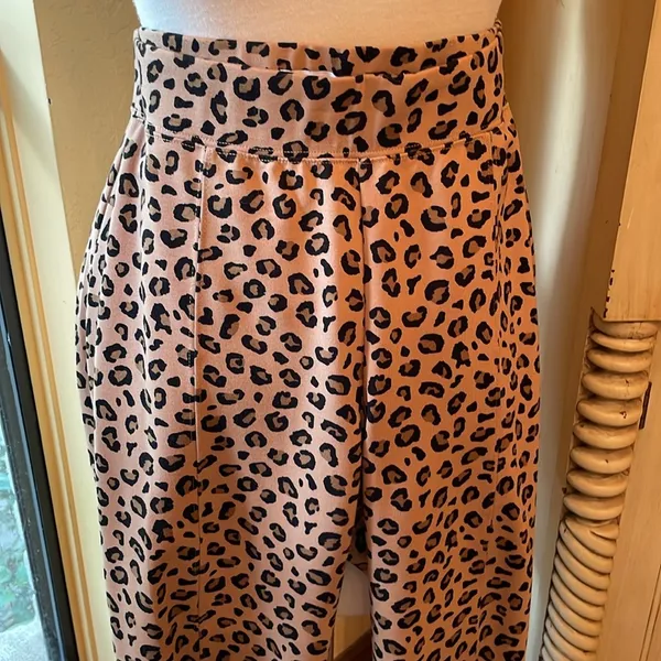 Old Navy leopard print leggings - Image 2