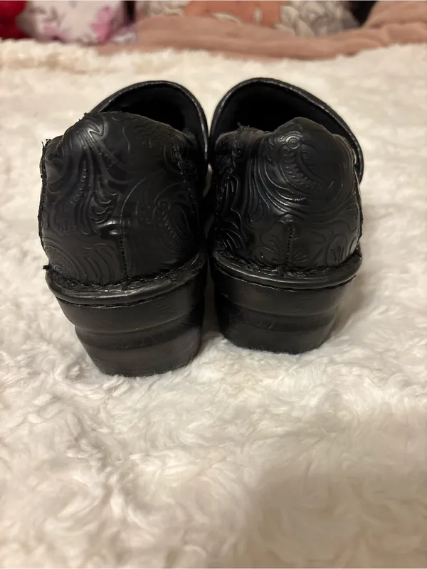 O.C. Black Tooled Floral Leather Clogs Shoes 6.5 - Image 3