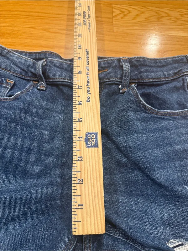 Old navy women’s distressed jeans shorts size 4 . - Image 4