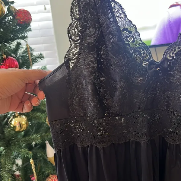 Shadowline size Large Elegant Black Lace Nightgown - Image 5