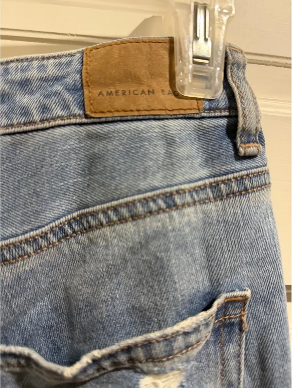 American Eagle Light Wash Mom Jeans Size 6 - Image 4