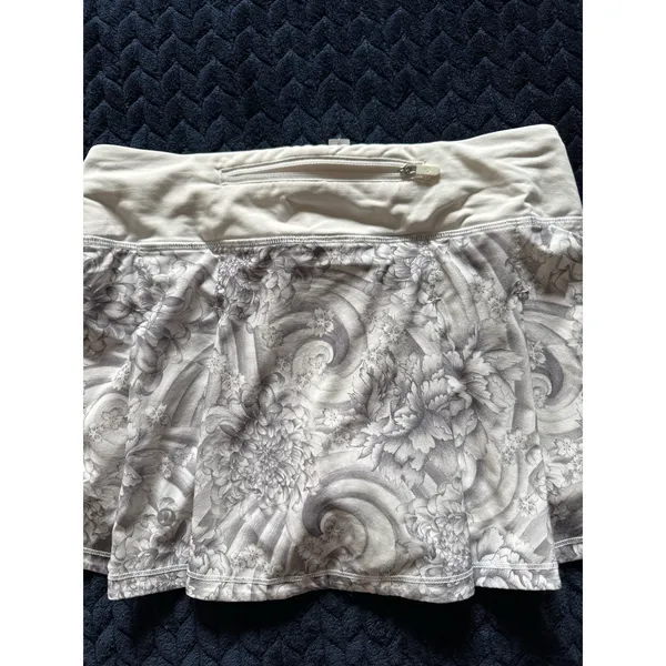 Lululemon Women's Pacesetter Skirt Floral White Gray Sz 4 - Image 7