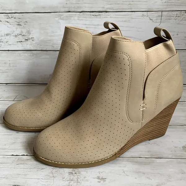 NWT DV by‎ Dolce Vita Gerdy Wedge Ankle Bootie in Beige - Image 4