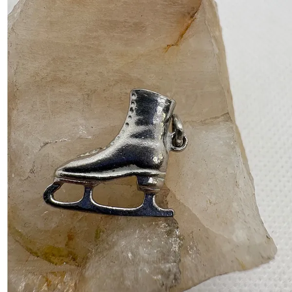 Vintage Silver Tone Ice Skate Charm Red Sole Winter Sports Pendant 3.11g‎ 240 - Image 2