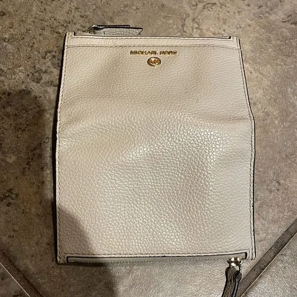 Michael Kors Beige leather Wallet Zippered Pockets Card Slots - Image 5