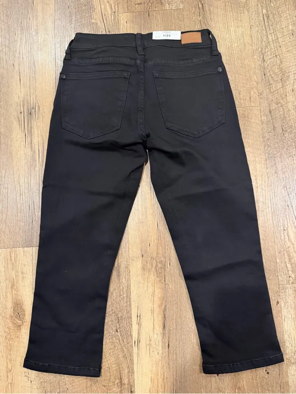 NWT Judy Blue Mid Rise Black Capris - Image 6