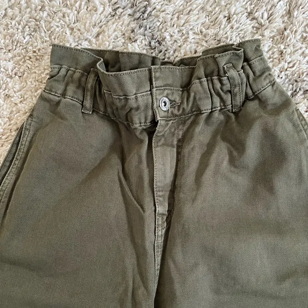 EUC ZARA Paperbag Barrel Jeans Olive Green - Image 4