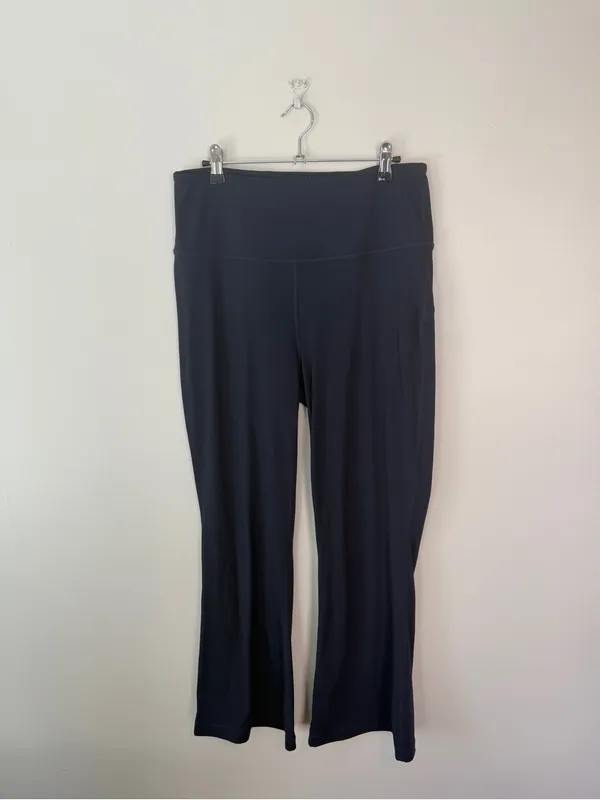 Quince Navy Boot-Cut Cropped Flare Yoga Pants Large Navy - Image 3