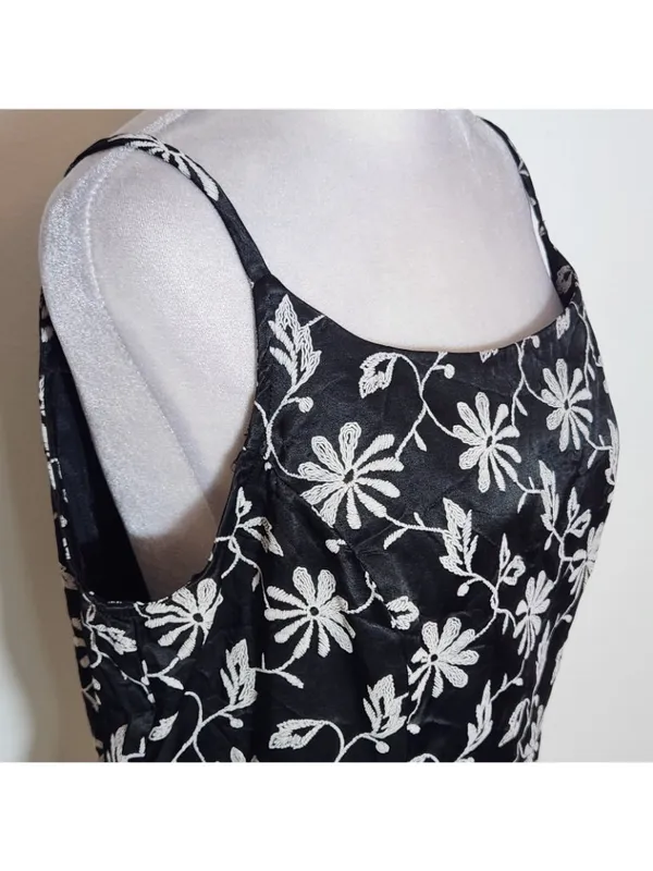 Tempted Black and White Floral Embroidered Cropped Tank Top Size Large - Image 3