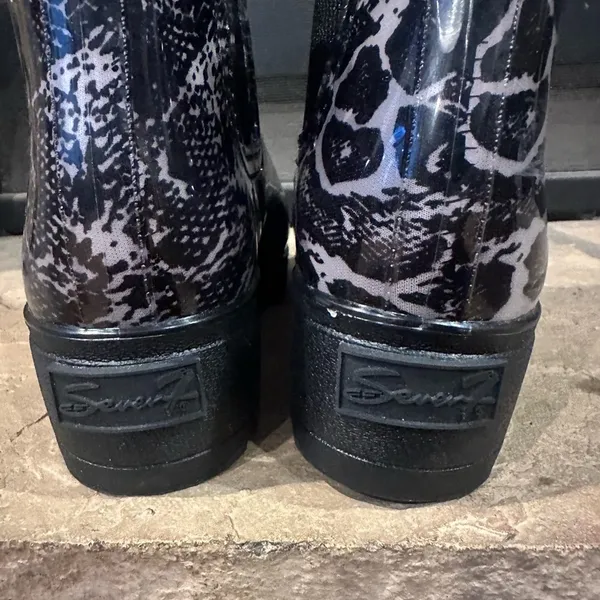 Seven7 Women's Black and White Snow Leapord Patterned chelsea style Rain Boots - Image 2