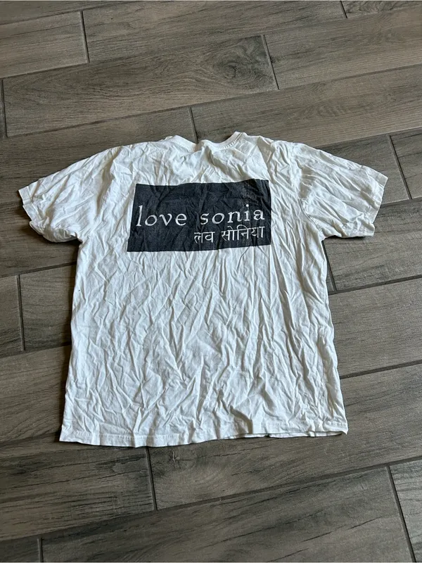 White Short-Sleeve Graphic Tee - Casual Everyday Essential - Image 2