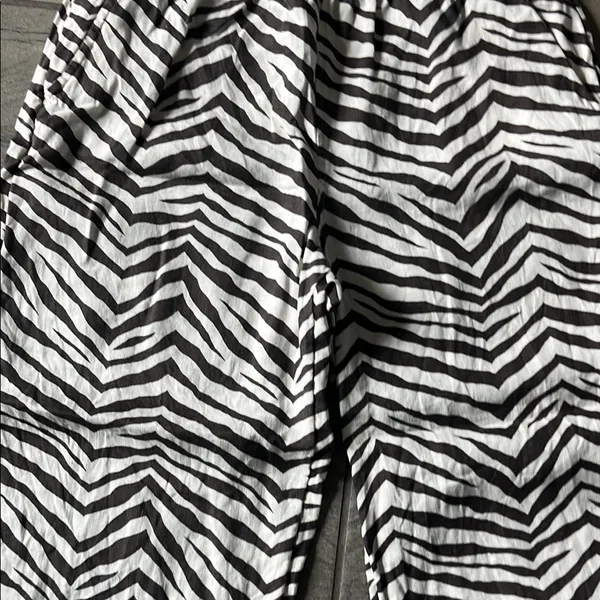 Tahari Black and White Wide Leg Jumpsuit - Image 4