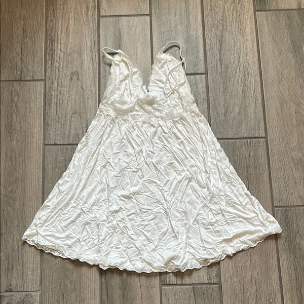 Elegant White Lace Dress - Image 3