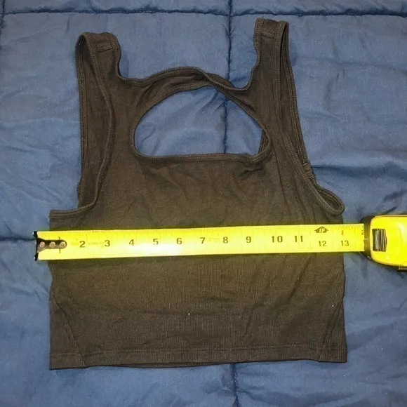 Lululemon LA Front Cutout Crop‎ Tank Size 4/6 - Image 3
