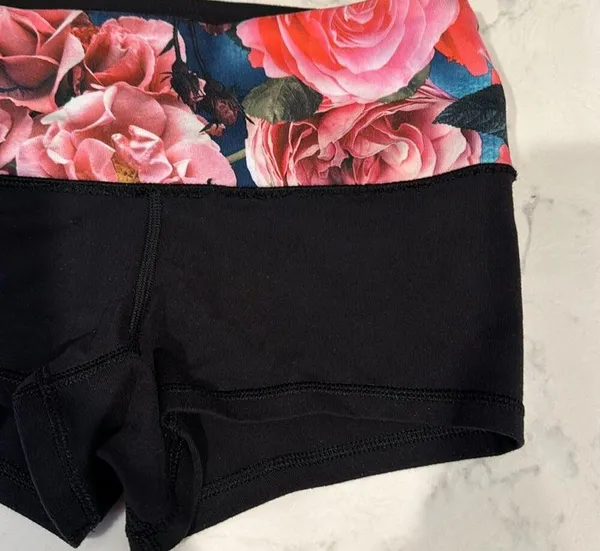 Lululemon Booty Short pink black floral sweat wicking breathable size 2 athletic - Image 2