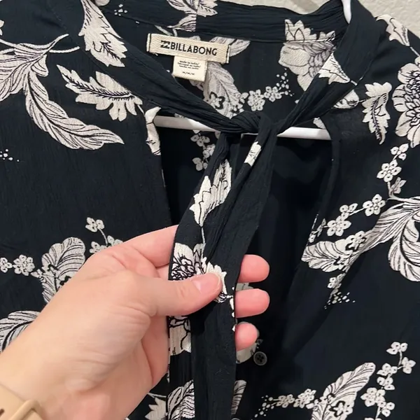 NWT Billibong Floral Tie Neck Blouse | Medium - Image 10