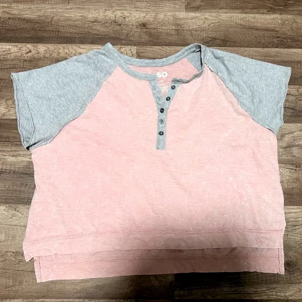 SO Women's Pink Acid Wash Raglan Henley Short Sleeve Top‎ XL Heather Gray Trim - Image 4