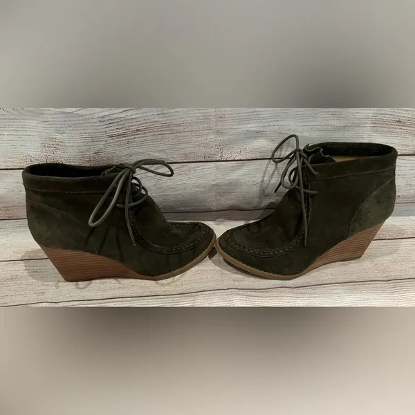 Lucky Brand Women's Ysabel Wedge Boots Size 8.5 olive green Suede Laced Boho - Image 5