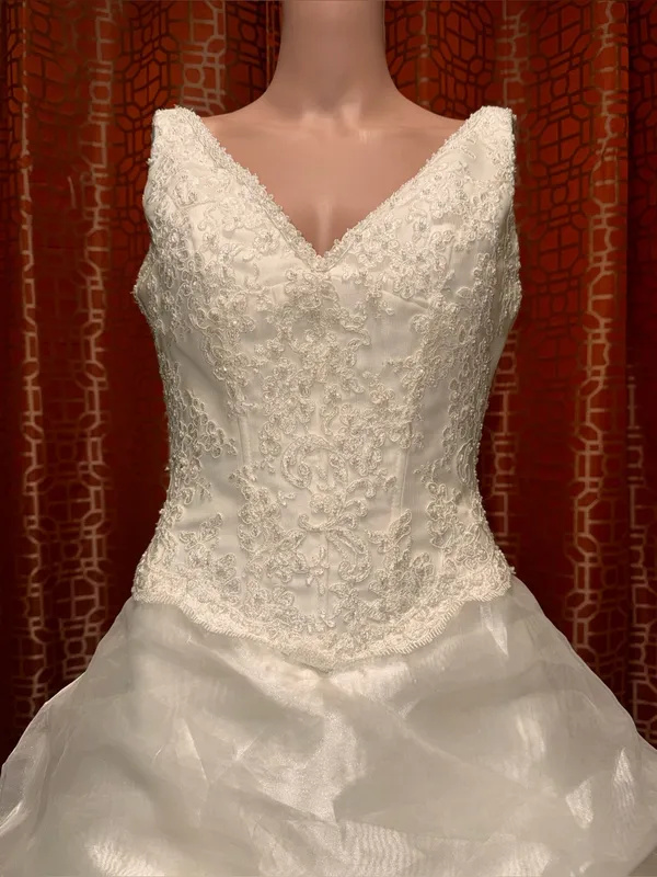 Demetrios Vintage Inspired Lace Ball Gown Wedding Dress Size 6 - Image 3