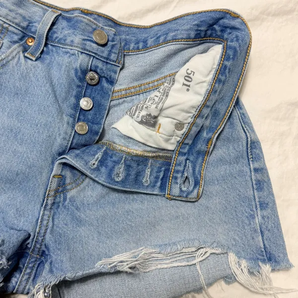 Levi's 501 Distressed Cutoff Denim Shorts Ripped Light Wash Womens Size 28 - Image 6