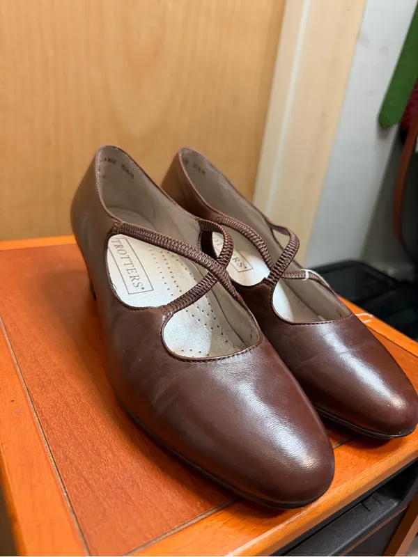 Trotters Women’s Brown Leather Mary Jane Kitten Heels. Size: 6.5. - Image 2
