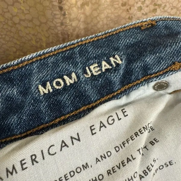 American Eagle Dark Wash Stretch Ripped Mom Jeans Size 6 Regular - Image 6