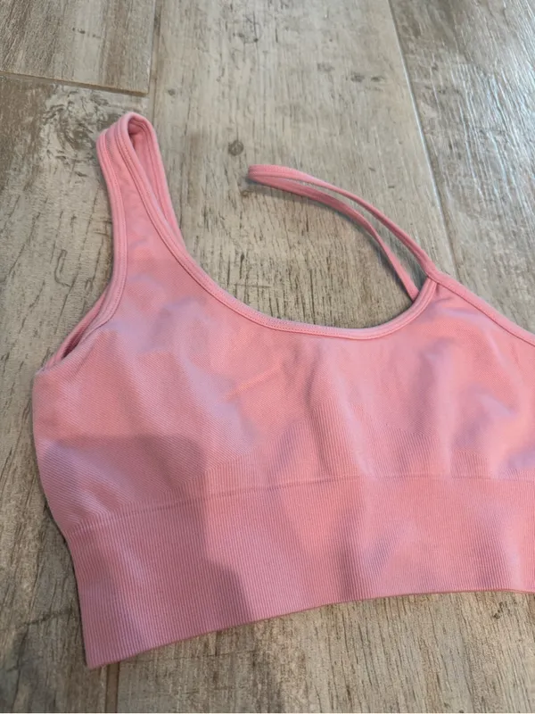 Bo + Tee Seamless Asymmetrical Bubble Gum Pink Sports Bra Size Small - Image 3
