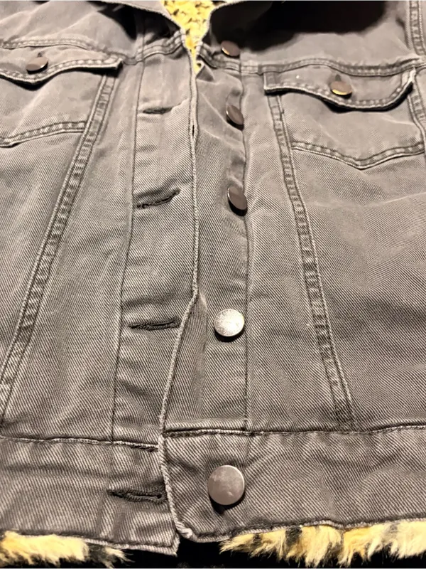 Forever 21 Gray Denim Jacket with Yellow Leopard Faux Fur Lining - Image 5