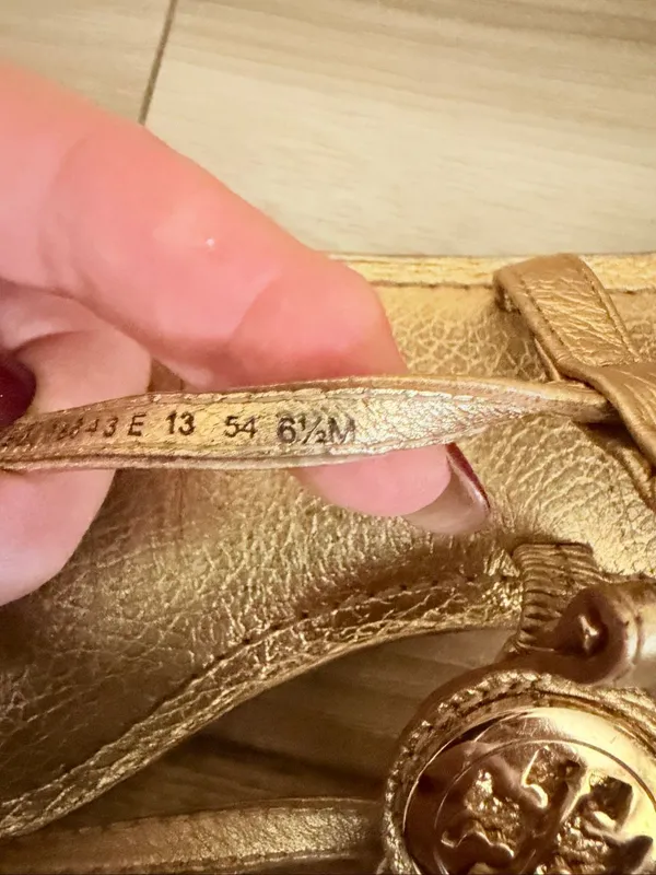 Tory Burch Gold Leather Thong Sandals Logo Medallion Brazil Women’s Size 6.5 - Image 6
