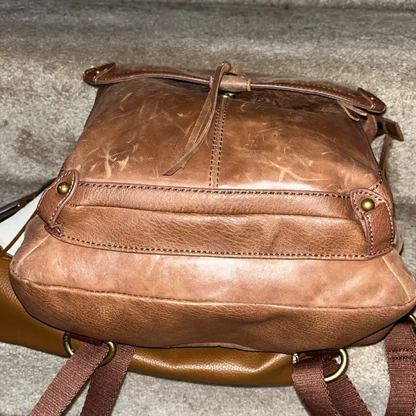 The Sak brown leather backpack in GUC. - Image 5