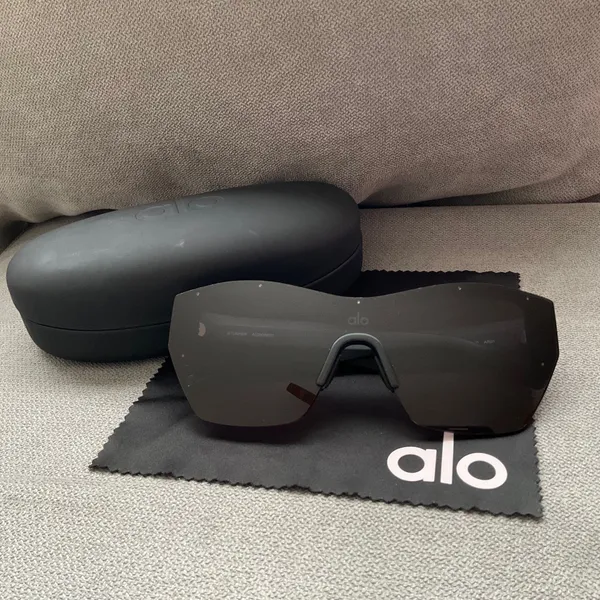 Alo Yoga Stunner Sunglasses Black - Image 2