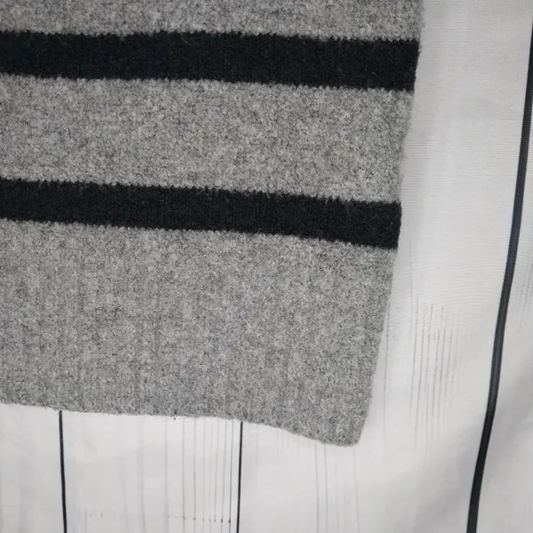 Abercrombie & Fitch Gray and Black Striped Cropped Casual 90’s Women's Top - Image 5