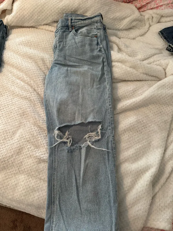 American Eagle Strigid Mom Jeans Ripped - Image 8