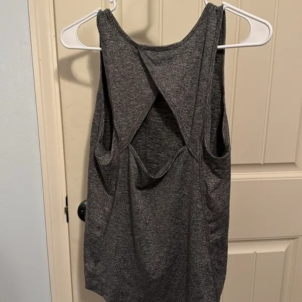 Old navy tank top - Image 2