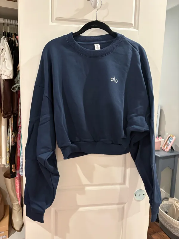 Alo Cropped Accolade Crewneck Navy - Image 2