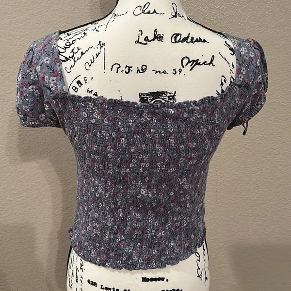 Mudd Blue Floral Smocked Crop Top with Buttons sz L - Image 4