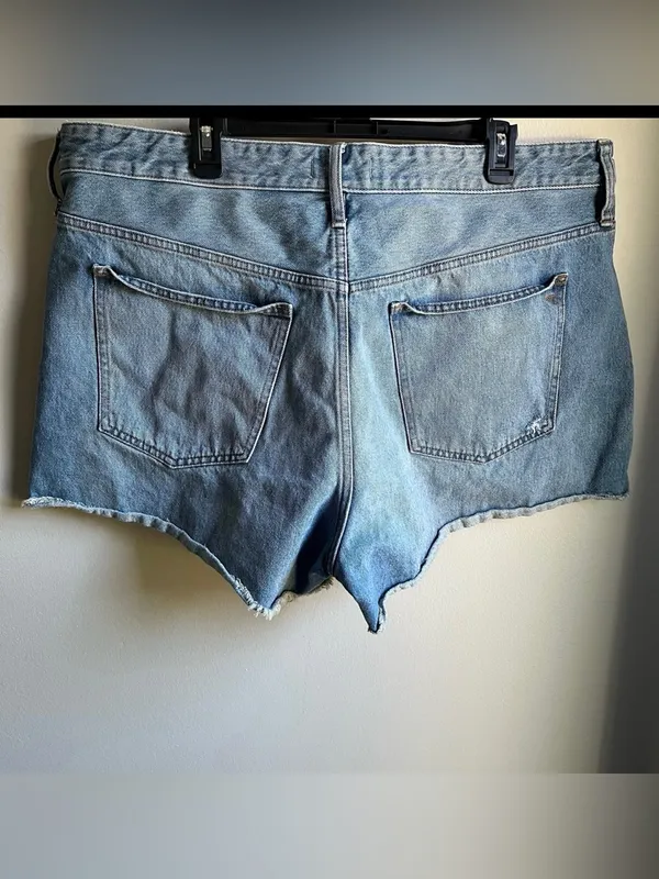 18W Madewell Relaxed High Rise Jean Shorts with Raw Hem and Distressing - Image 2