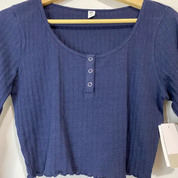 . Women’s Scoop Neck Waffle Knit Cropped Henley Long Sleeve Navy Size Med NWT - Image 2