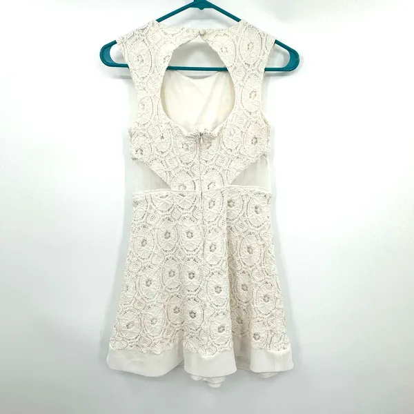 Kimchi Blue size 0‎ white mini dress crochet overlay lined peekaboo back - Image 2