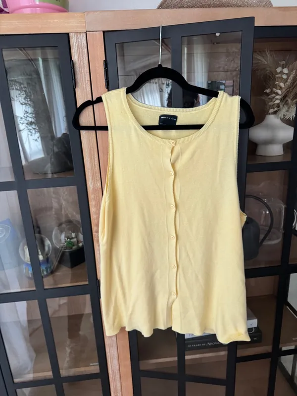 ASOS Design knit vest top butter pastel yellow sleeveless tank crewneck buttons - Image 7