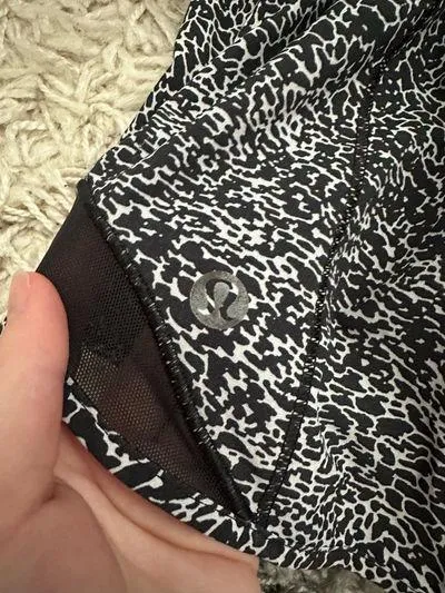 Lululemon Hotty Hot 2.5" Low-Rise Shorts - Image 5