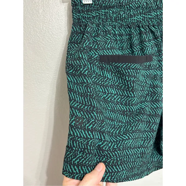 Lululemon Spring Break Away Shorts II in Hunter Green Mini Trax - Size 6 - Image 9