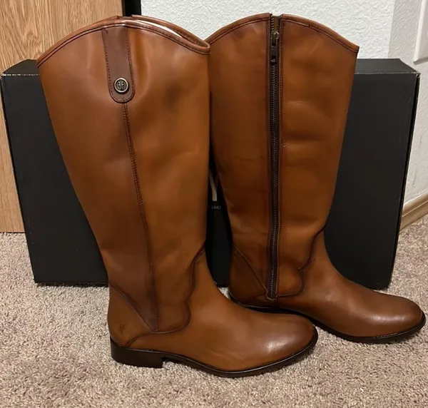 Frye Marissa Medallion inside zip Tall boot Color: Cognac Size 8.5 NIB - Image 7
