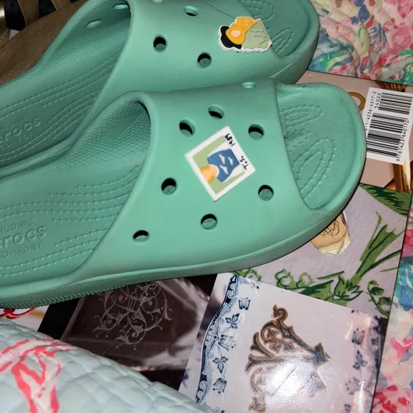 Women’s size 5 crocs - Image 5
